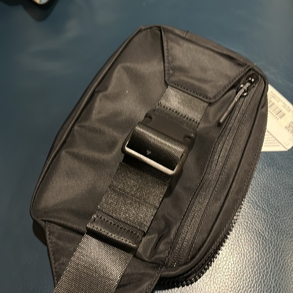 Lululemon everywhere belt bag large NWT - Picture 8 of 9